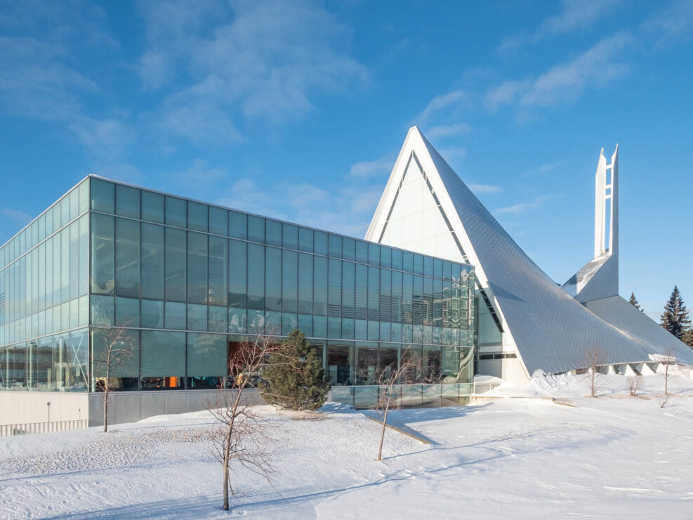 Rear view of the Monique-Corriveau library in winter.