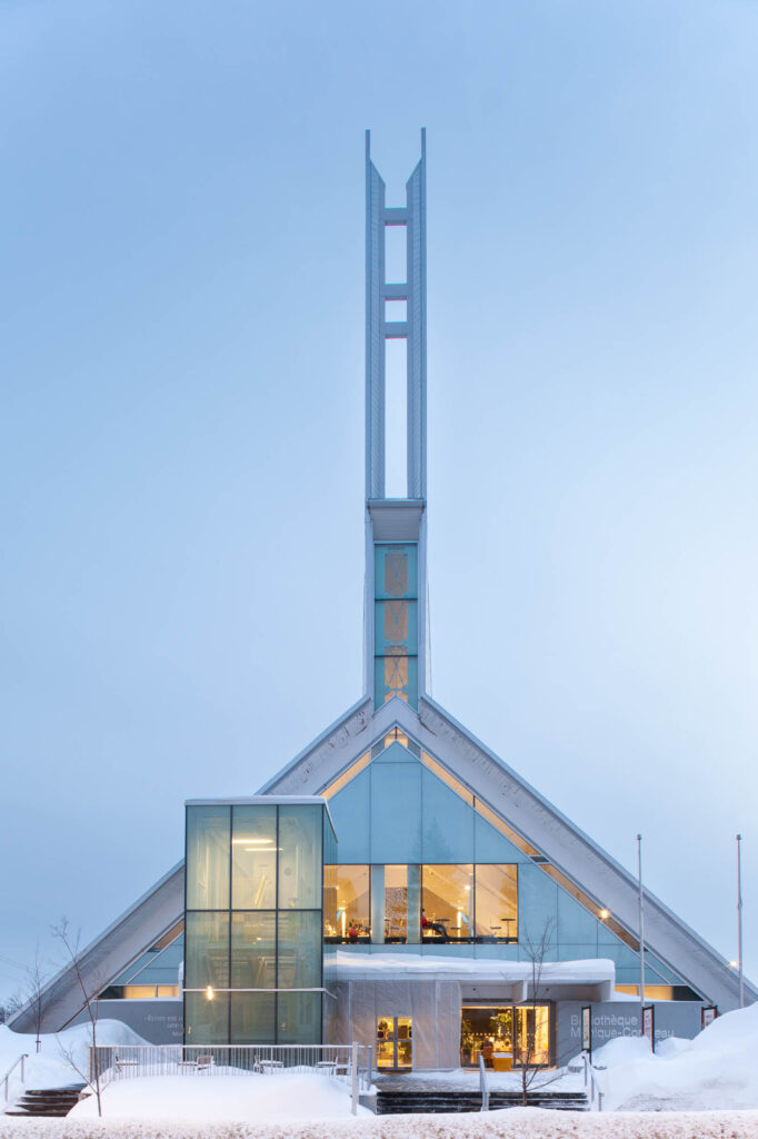 Vertical image showing the street-facing facade of the Monique-Corriveau library in Québec City.